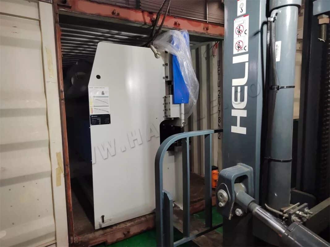 تايلاند - مجموعتان من مكبس الثني WC67K-63T2500 E21 NC