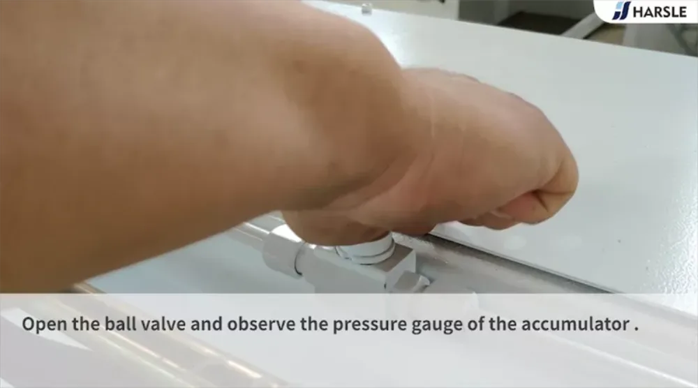 Como operar a máquina de corte guilhotina (E21S)?