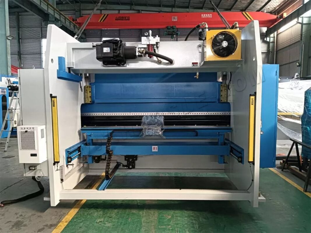 Presse plieuse CNC Belarus-WE67K-160T3200 DA-69T 6+1 axes
