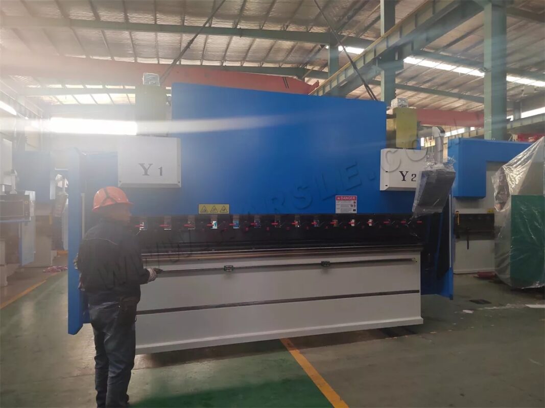 Australia-Prasa krawędziowa CNC WE67K-160T3200 i prasa hydrauliczna Y41-100T