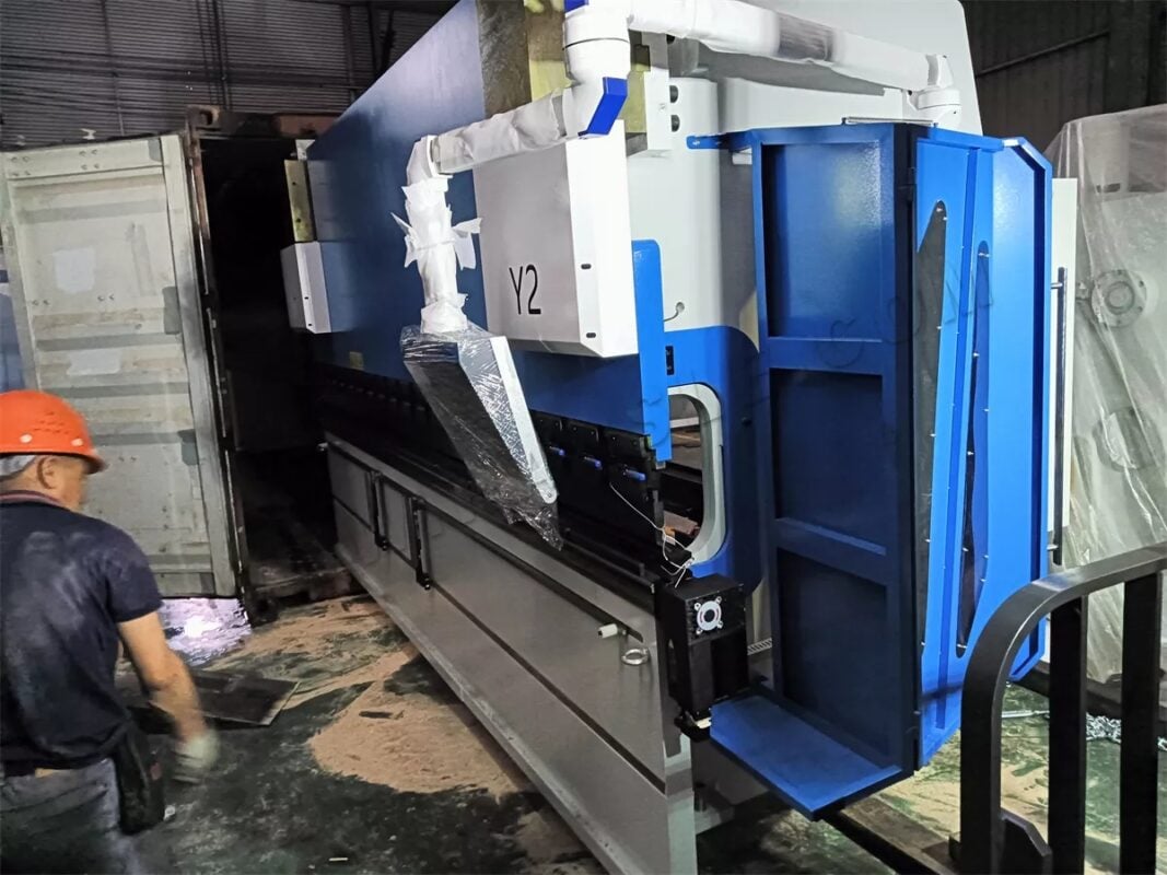 إيران - مجموعتان من مكابس الثني CNC ومكابس الثني WC67K-40T1600 NC