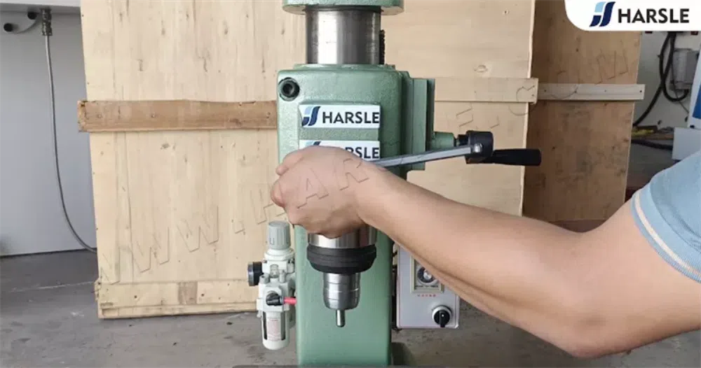 Riveteuse électrique pour ligne de production de pelles