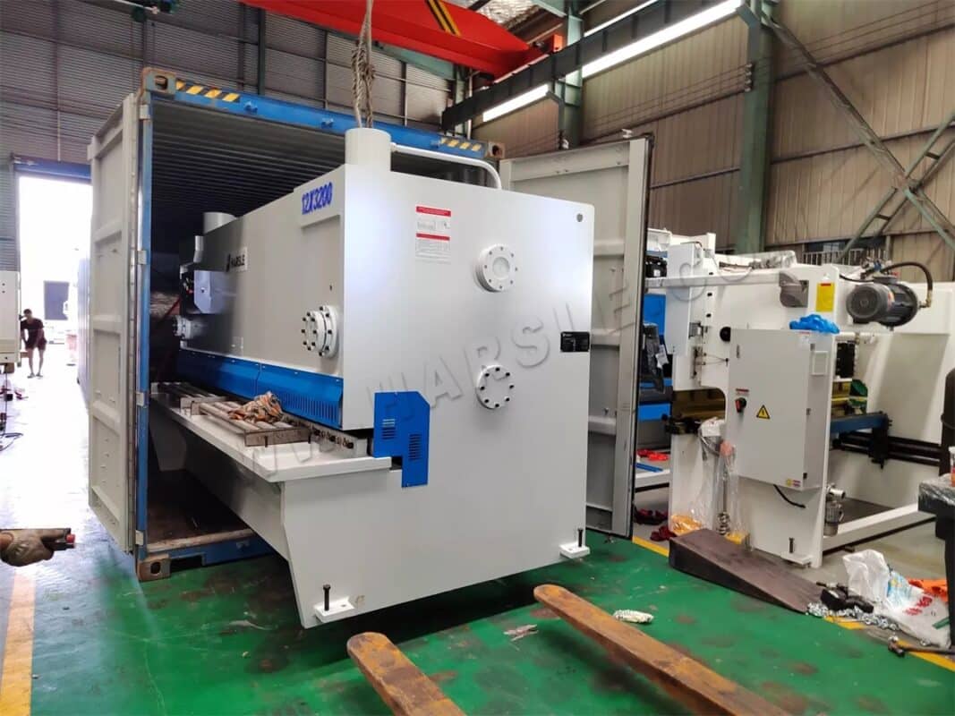 Maszyna do cięcia laserowego Brazil-HS-3000W-3015 i prasa krawędziowa NC WC67K-200T3200 oraz nożyce gilotynowe QC11K-12X3200