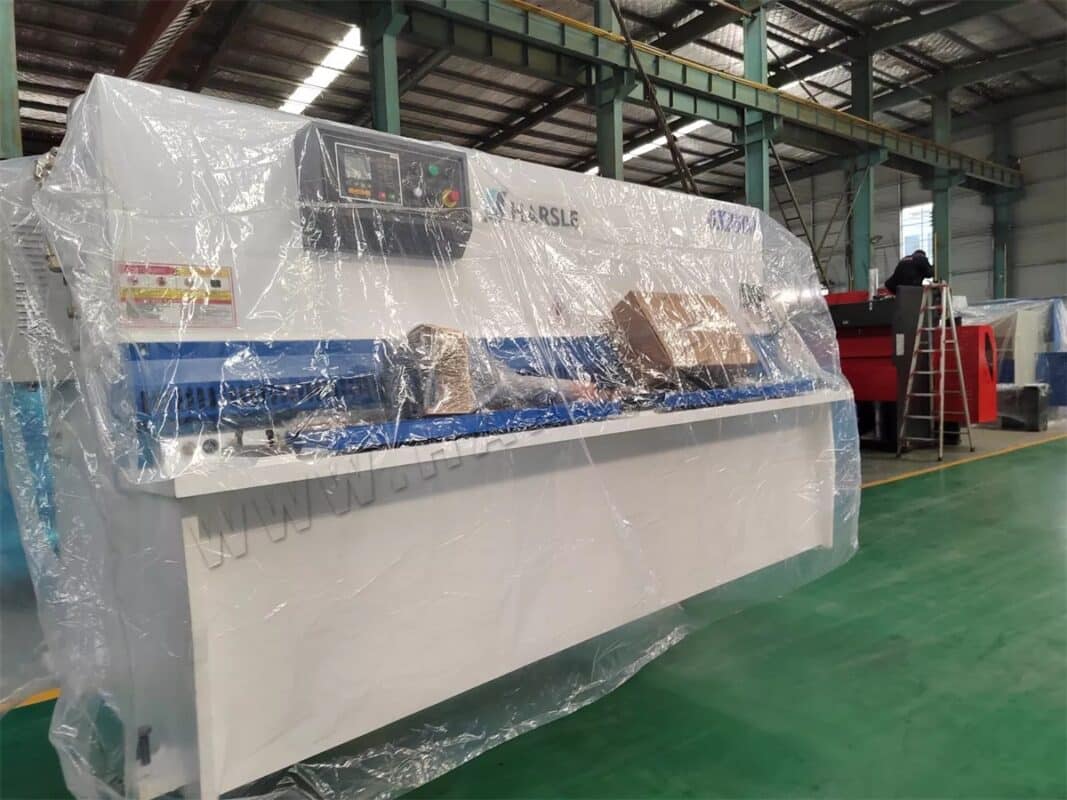 Usbekistan-WE67K-80T3200 CNC-Abkantpresse und andere Maschinen