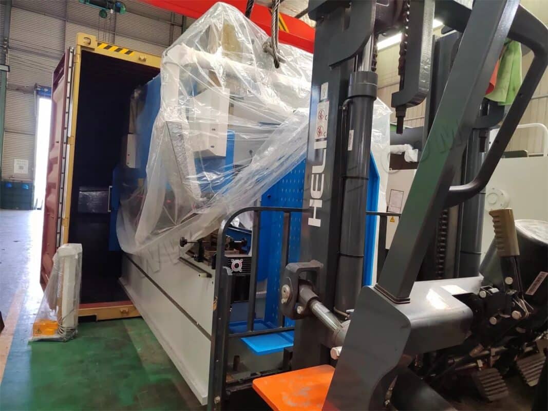 Brazil-WE67K-100T3200 DA58T 4+1 Axis CNC Press Brake HW-3000W Laser Welding Machine