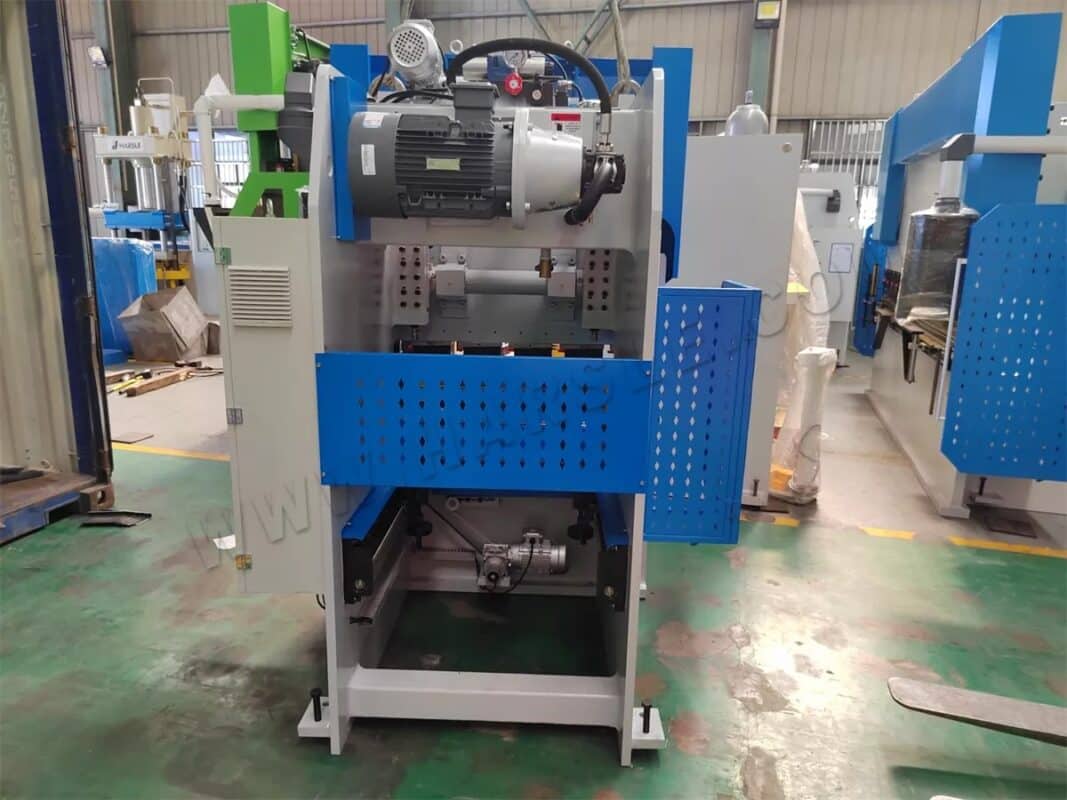 Iran - 2 ensembles de presse plieuse CNC et presse plieuse NC WC67K-40T1200