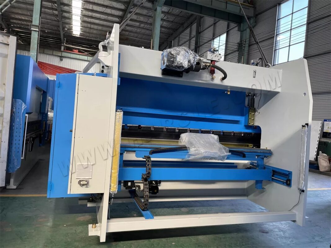 Presse plieuse UAE-WE67K-200T3200 DA58T Presse plieuse CNC WE67K-100T3200