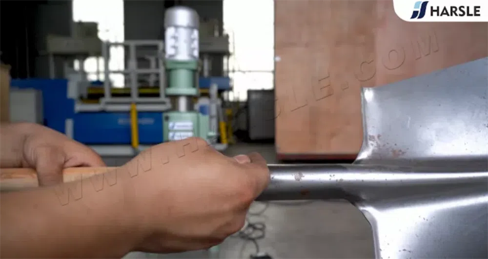 Riveteuse électrique pour ligne de production de pelles