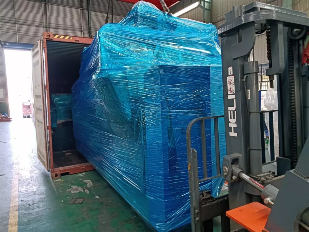 UAE-WE67K-125T3200 CNC Press Brake And HS-2000W-3015 Laser Cutting Machine