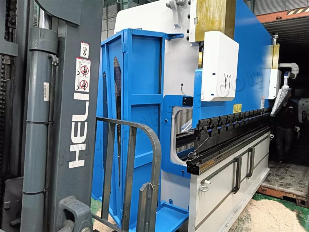 إيران - مجموعتان من مكابس الثني CNC ومكابس الثني WC67K-40T1600 NC