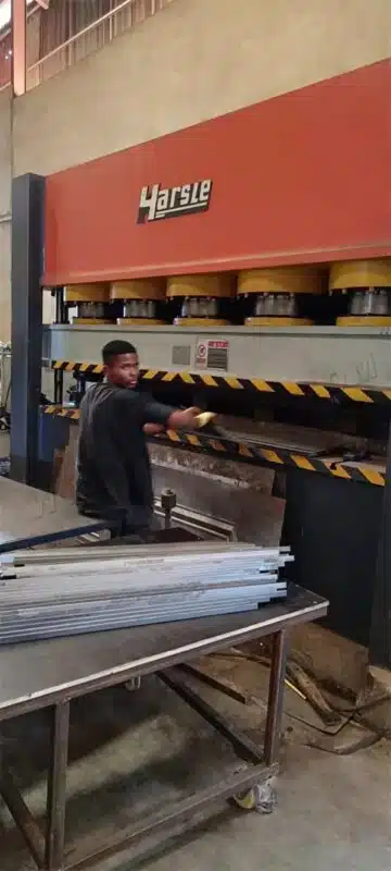 La strada per la ricchezza - HARSLE aiuta la linea di produzione di porte in acciaio in Nigeria