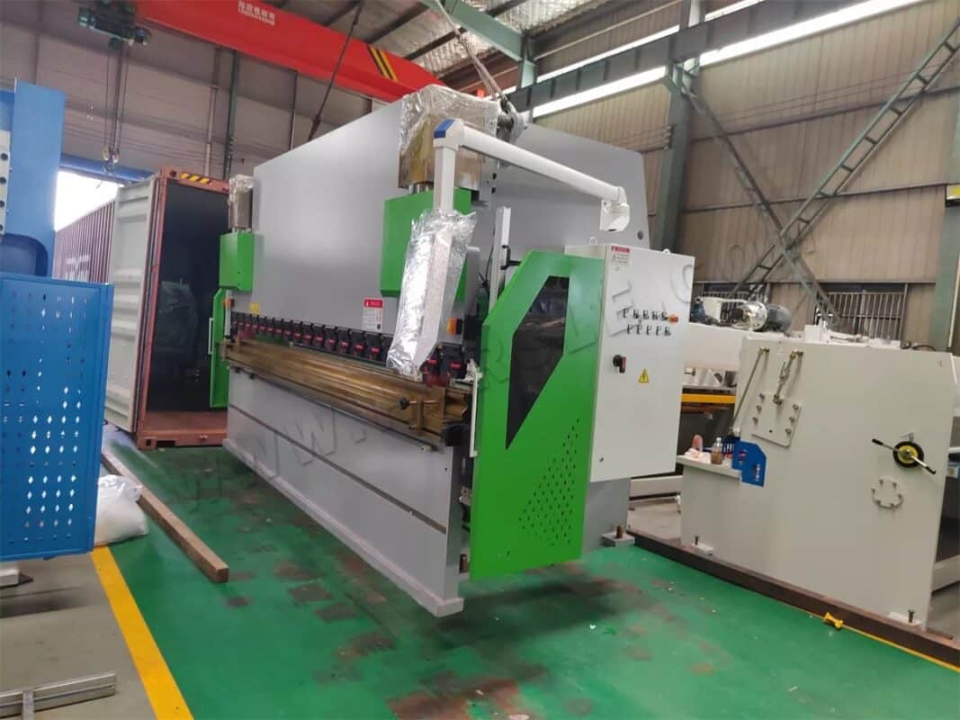 Presse plieuse CNC Brésil-WE67K-135T3200 et presse plieuse CNC WE67K-220T4000