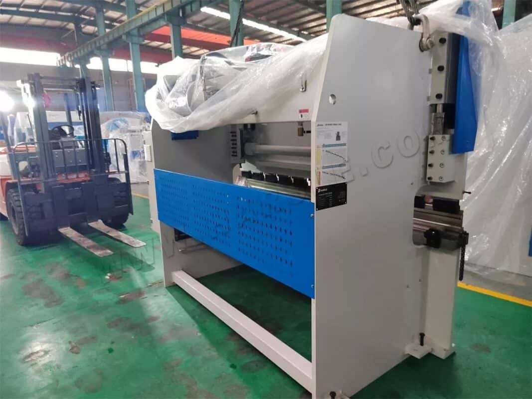 تايلاند - مجموعتان من مكبس الثني WC67K-63T2500 E21 NC