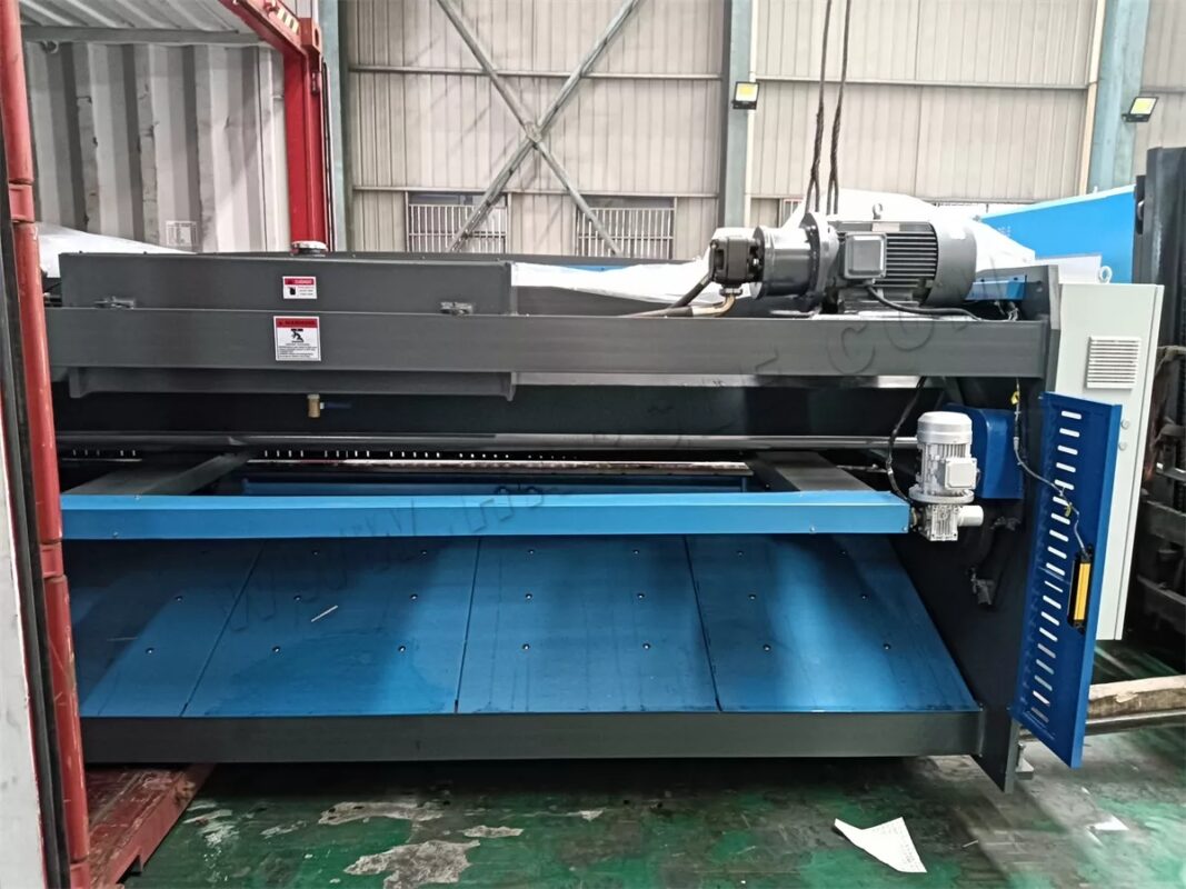 Italie - Presse plieuse à commande numérique WC67K-125T3200 et 2 ensembles de cisailles QC12K-6X3200