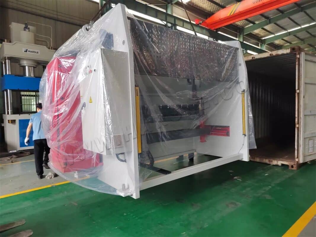 Prensa plegadora CNC de 4+1 ejes WE67K-160T3200 S640 de Brasil