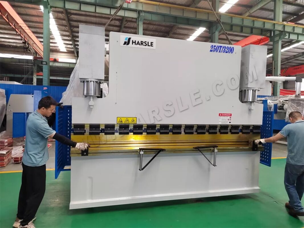 Ukraine-WE67K-100T3200 DA-53T 4+1 Axis CNC Press Brake & WE67K-100T3200 CT12PS 4+1 Axis CNC Press Brake & WC67K-250T3200 Press Brake