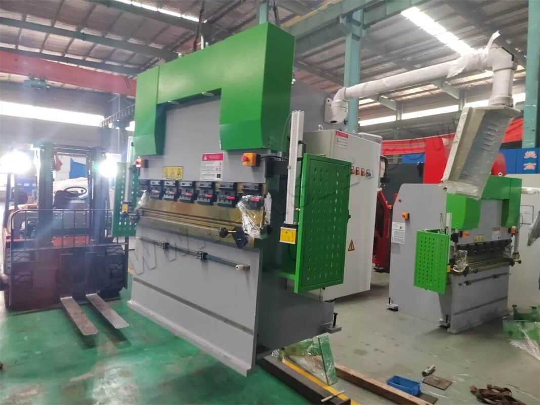 Pressa piegatrice CNC Brasile-WE67K-70T3200 e pressa piegatrice CT8 WC67K-40T1600 e pressa piegatrice NC E21 WC67K-40T1600