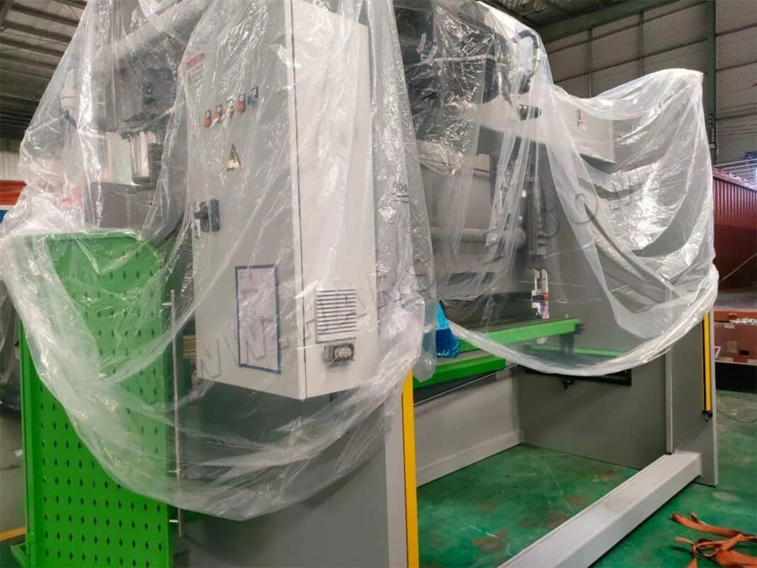 Presse plieuse CNC Brazil-WC67K-300T4000 et rouleuse W11F-8X2000