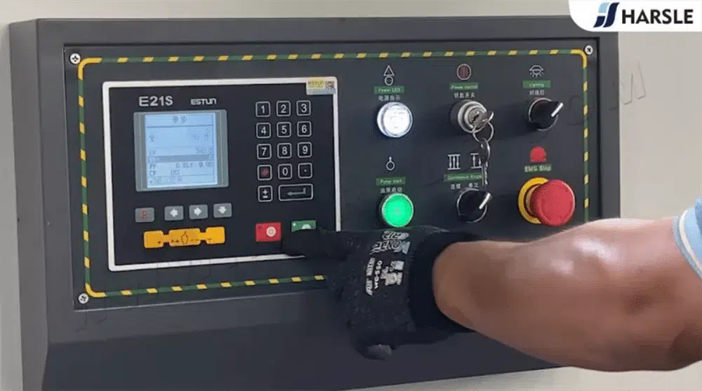 Taglio del montante della carriola con cesoia per lamiera