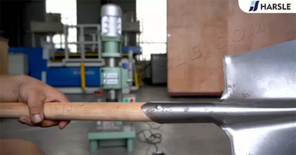 Riveteuse électrique pour ligne de production de pelles