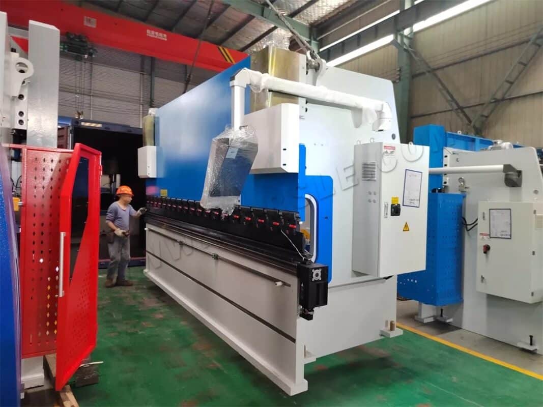 EE. UU. - 2 juegos de prensa plegadora CNC WE67K-175T4000, máquina de limpieza para soldadora láser de 3000 W y soporte para cizalla