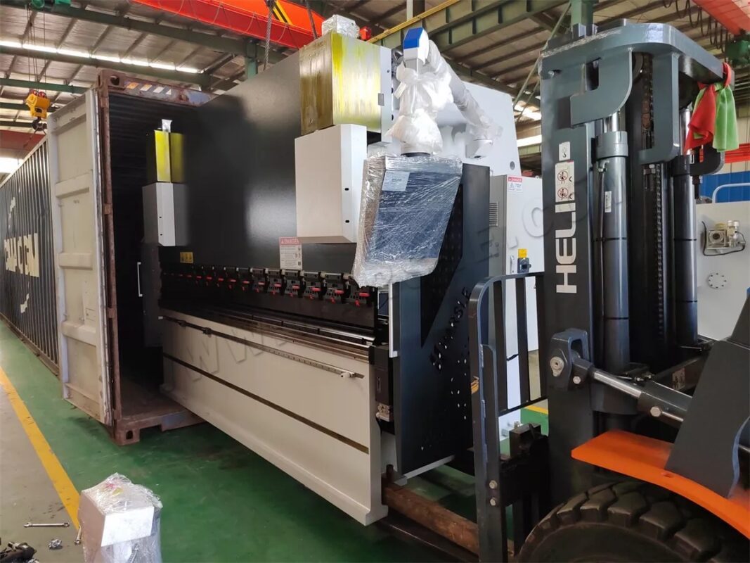 Macchina per taglio laser Brazil-HS-6025-3000W e pressa piegatrice CNC WE67K-200T3200