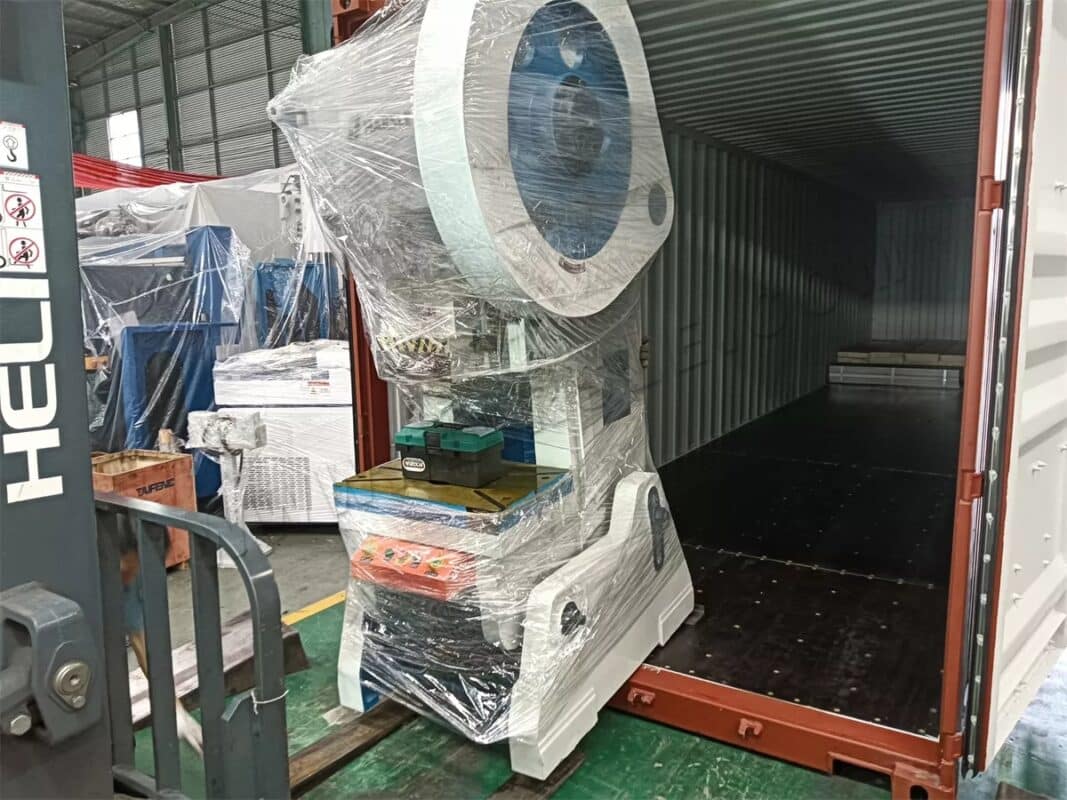 Etiópia - 2 conjuntos de prensa dobradeira e máquina de corte a laser HST-2000W-3015 e outras máquinas