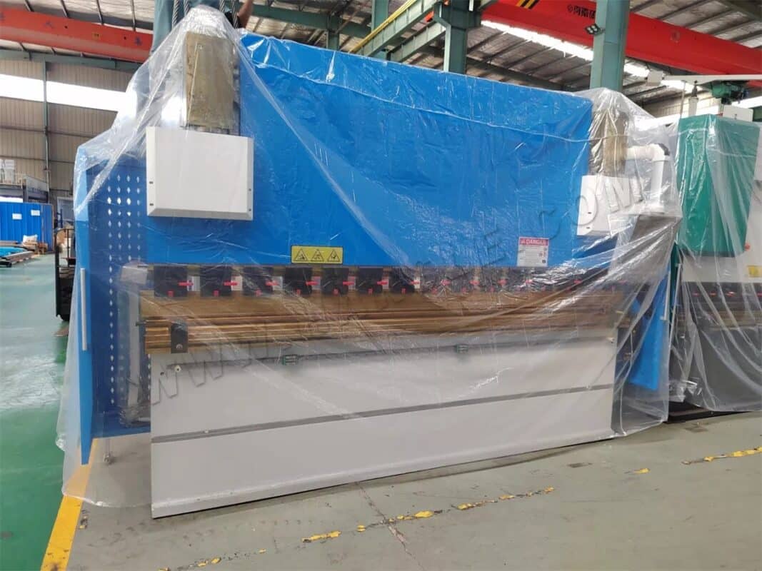 Brazil-WE67K-100T3200 DA58T 4+1 Axis CNC Press Brake HW-3000W Laser Welding Machine