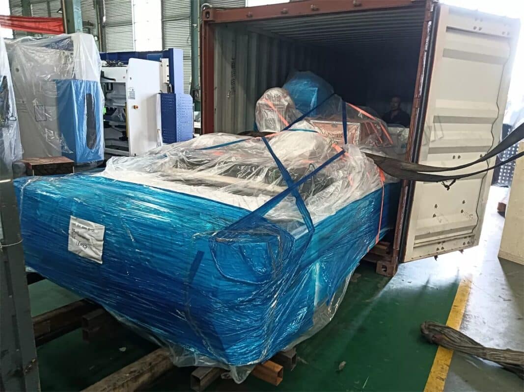 Pressa piegatrice CNC UAE-WE67K-125T3200 e macchina per taglio laser HS-2000W-3015