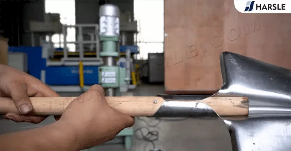 Riveteuse électrique pour ligne de production de pelles