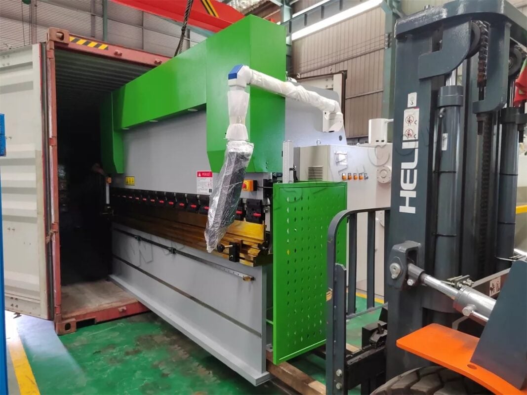 Brasilien-WC67K-80T3200 Abkantpresse und 2 Sätze Q35Y hydraulischer Hüttenarbeiter