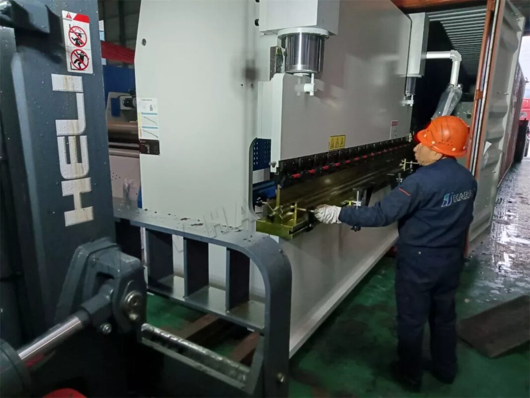المغرب - مجموعتان من مكبس الثني WC67K-160T3200 NC وماكينة القص QC11K-8X3200