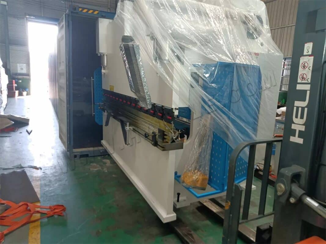 Russia-2 Sets of WC67K-200T3200 NC Press Brake & W11-4X1500 Rolling Machine