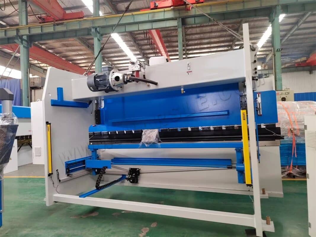 EE. UU. - 2 juegos de prensa plegadora CNC WE67K-175T4000, máquina de limpieza para soldadora láser de 3000 W y soporte para cizalla