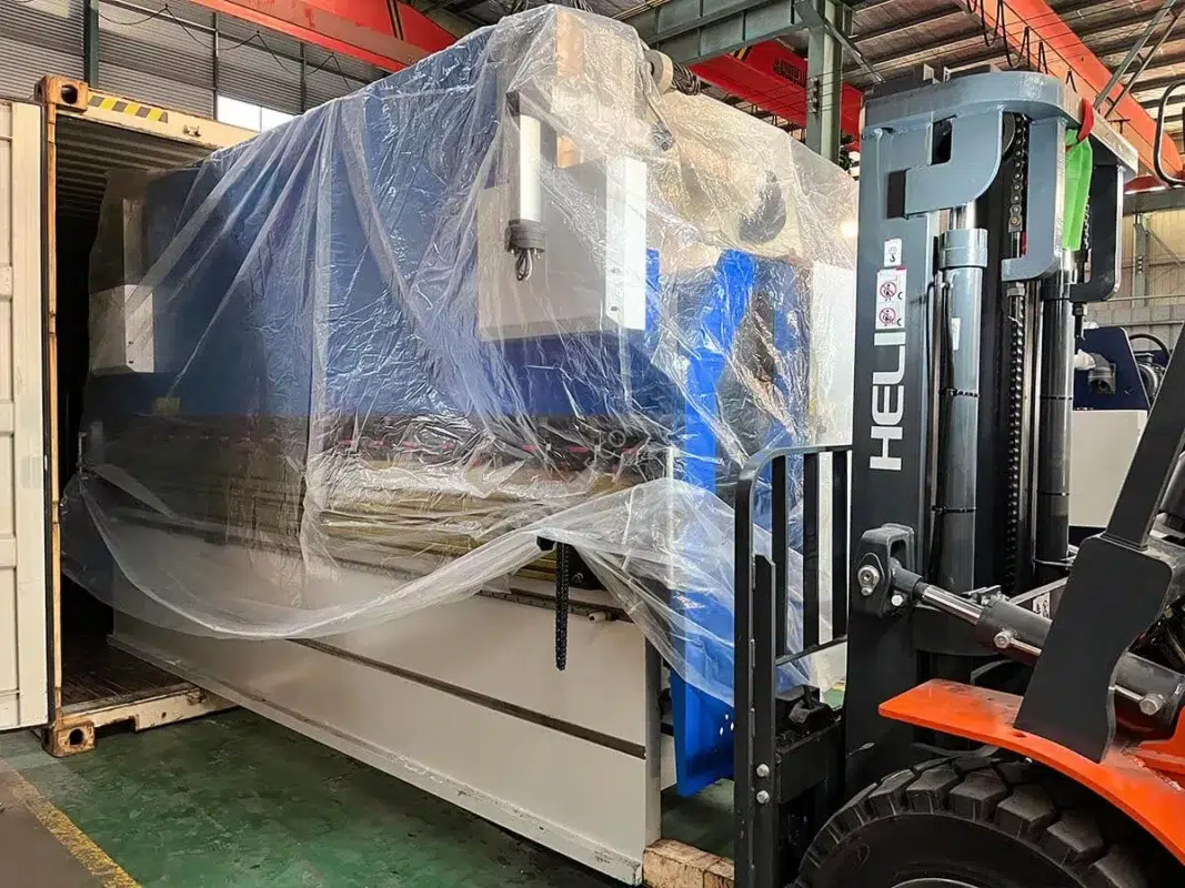 Prensa plegadora CNC WE67K-160T/4000 de Brasil con DA66T