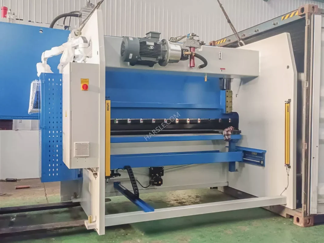 Grecja-WE67K-200T/3200 4+1 oś DA-53T CNC prasa krawędziowa