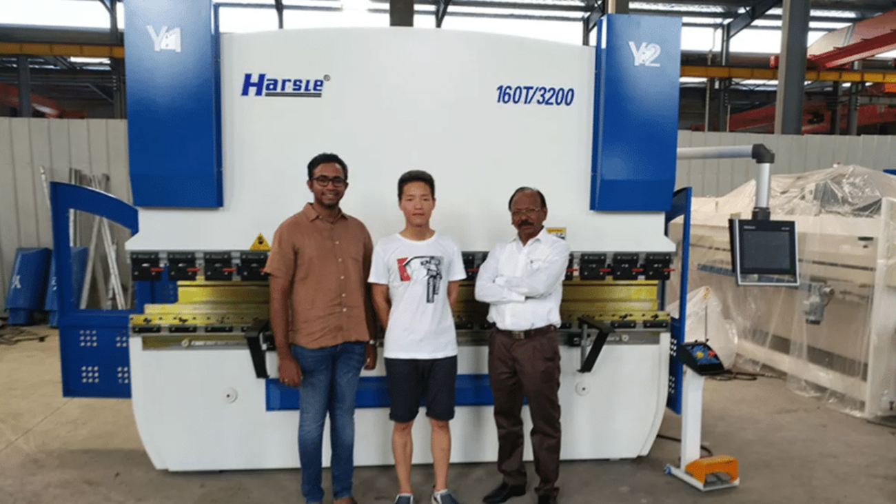 Indie – Pan Santhanam odwiedził naszą prasę krawędziową hydrauliczną i maszynę do tłoczenia na drzwiach hydraulicznych