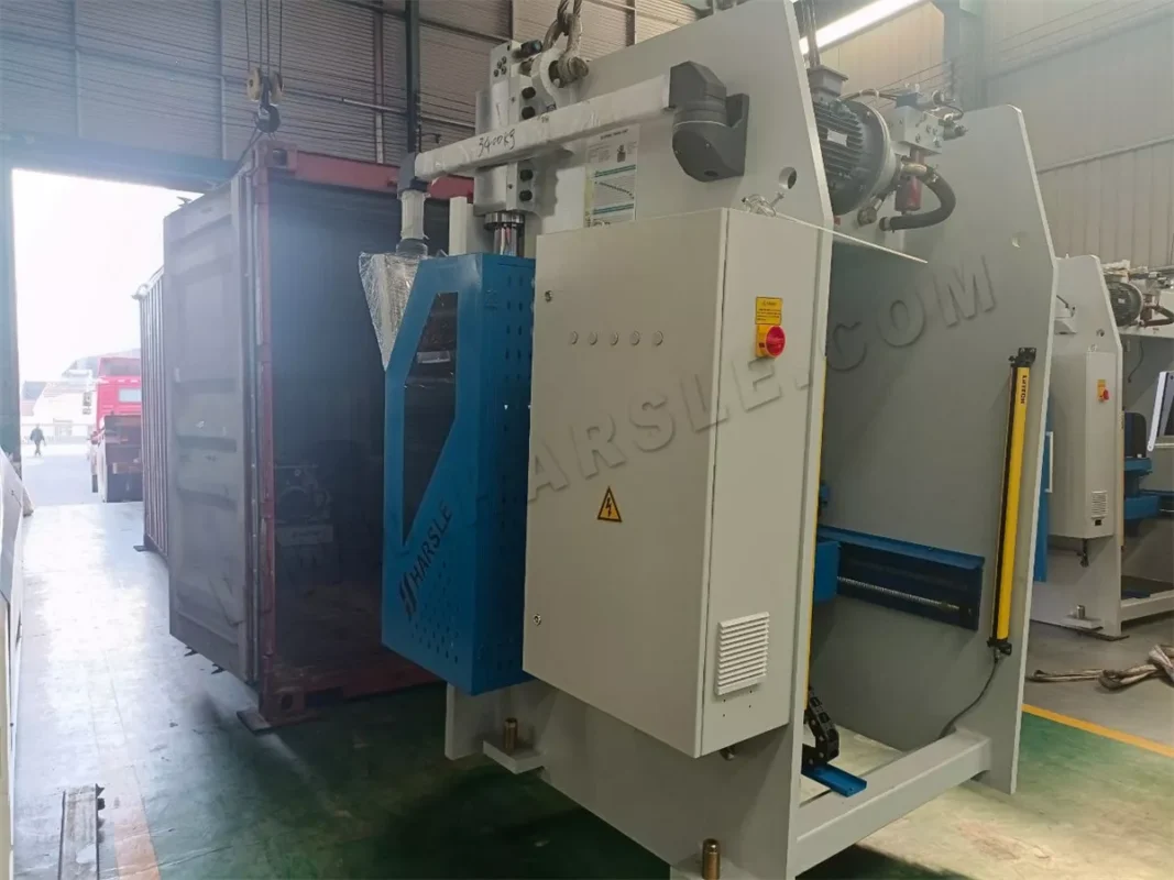 لاتفيا-WE67K-63T1500 DA53T مكبس فرملة CNC