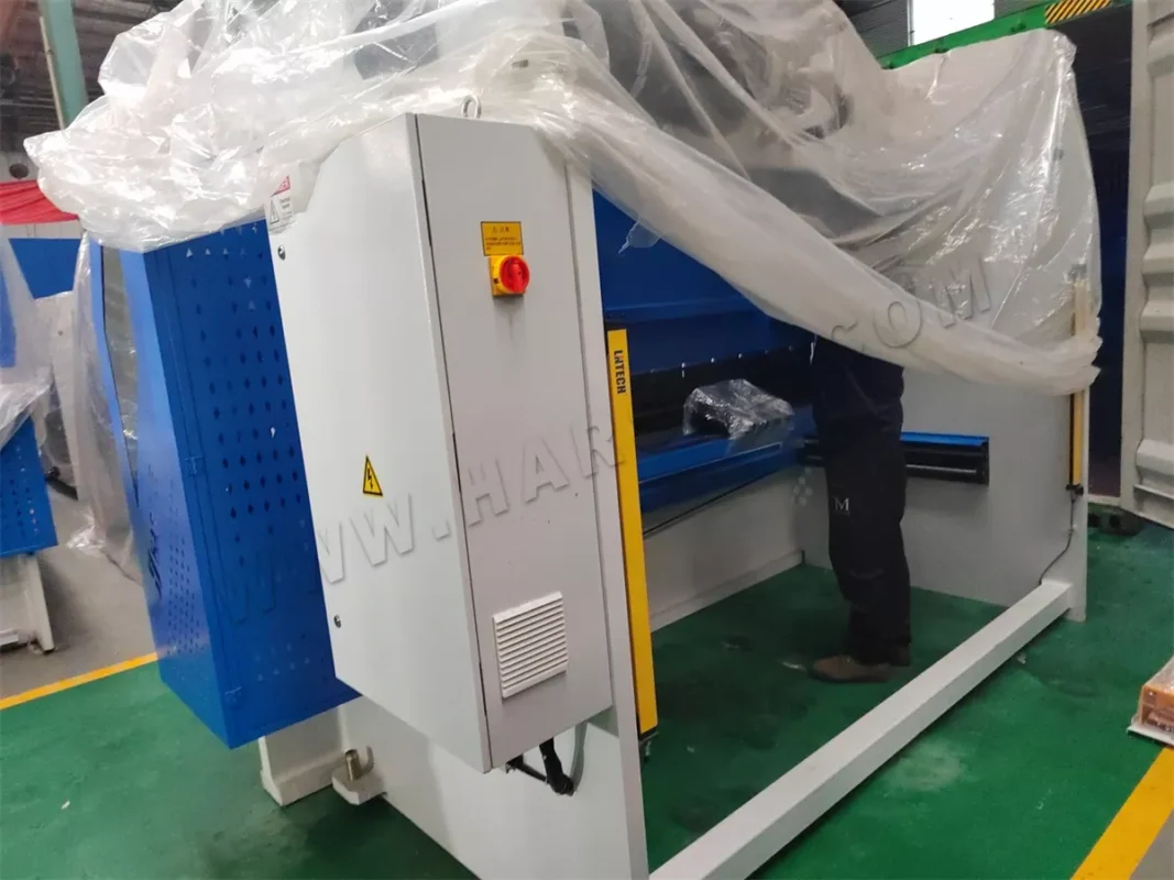 Malaisie - Presse plieuse CNC et machine de découpe laser WE67K-175T3200