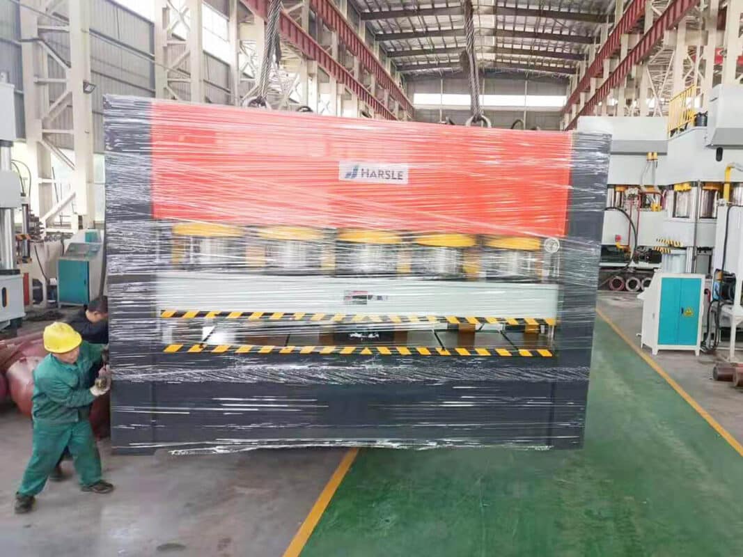 Nigeria – Maszyna do tłoczenia ościeżnic YM-1400T