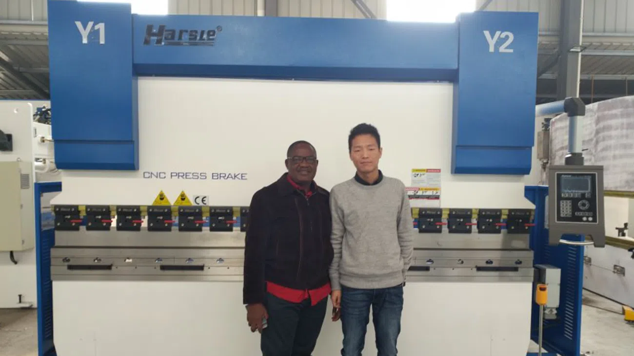 Un cliente nigeriano visitó una máquina de estampado de puertas.