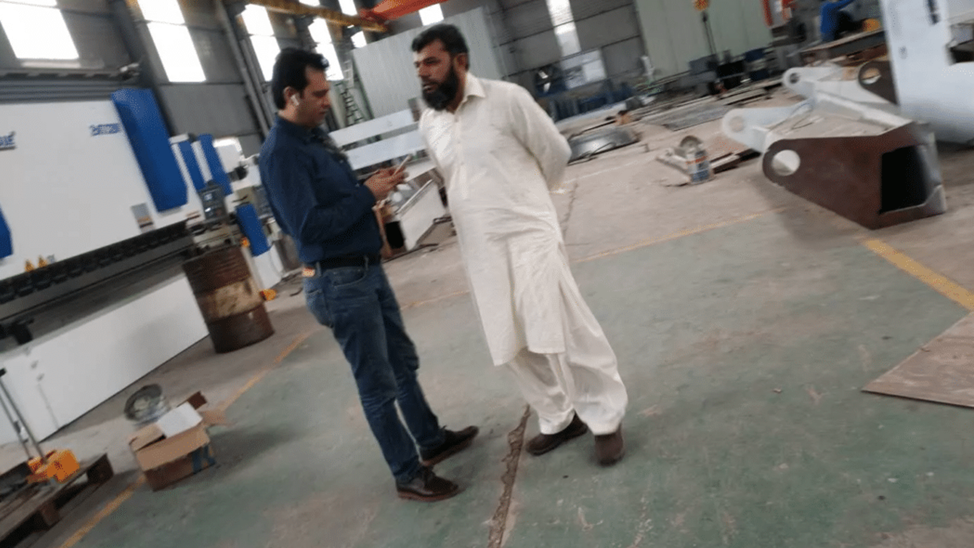 Pakistan-Fazal i Arif zamawiają prasę krawędziową WC67K-125T/2500 NC z E21