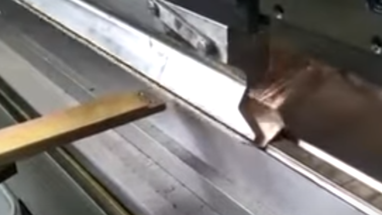 Outil de poinçonnage et de pliage rétractable pour presse plieuse