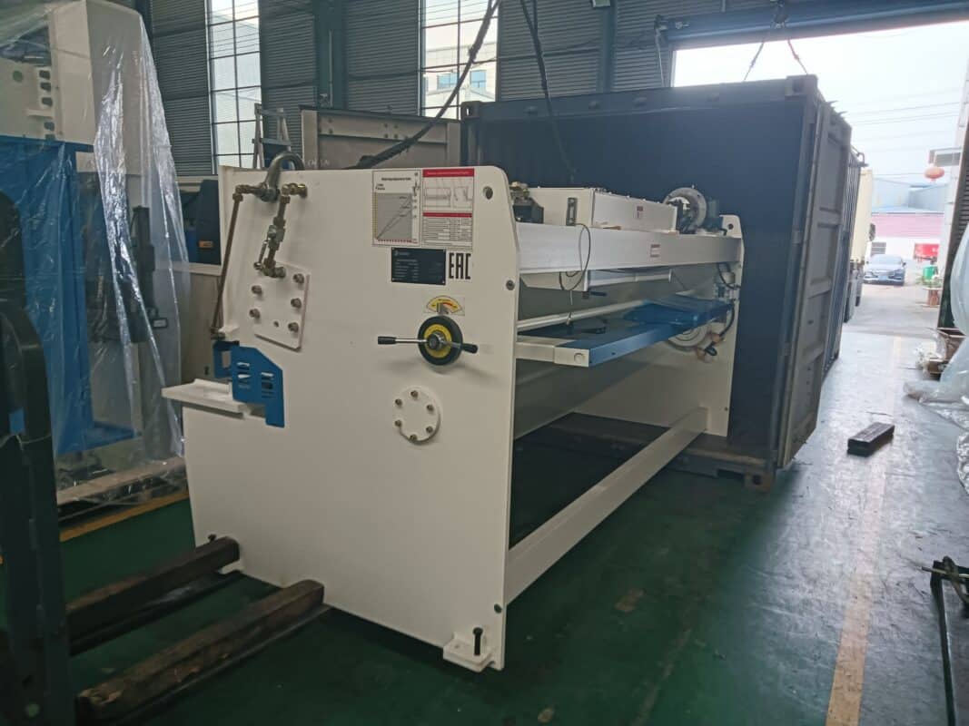 Машина для резки Россия-QC12K-4X3200
