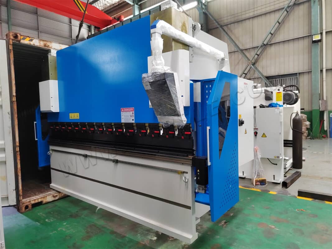 Saudi Arabia-WE67K-200T3200 DA-53T 4+1 Axis CNC Press Brake