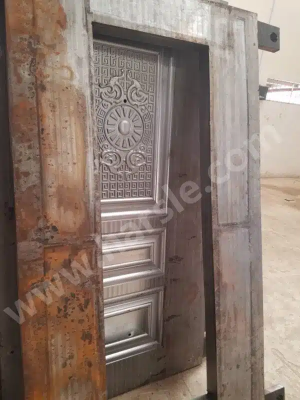 تم تركيب آلة نقش أبواب فولاذية بسعة 2000 طن في نيجيريا
