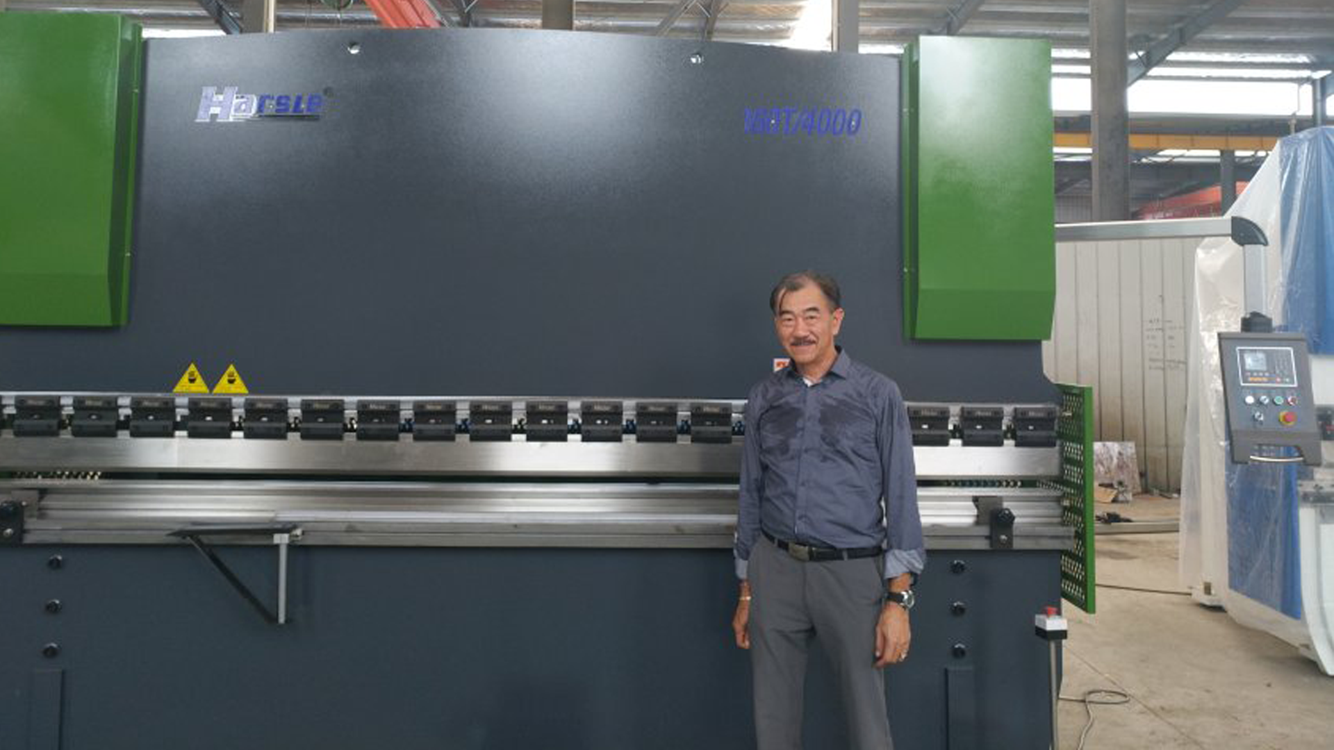 Thailandia - Il signor Tanidsorn è venuto a ispezionare la pressa piegatrice idraulica WC67K-160T/4000 con E21