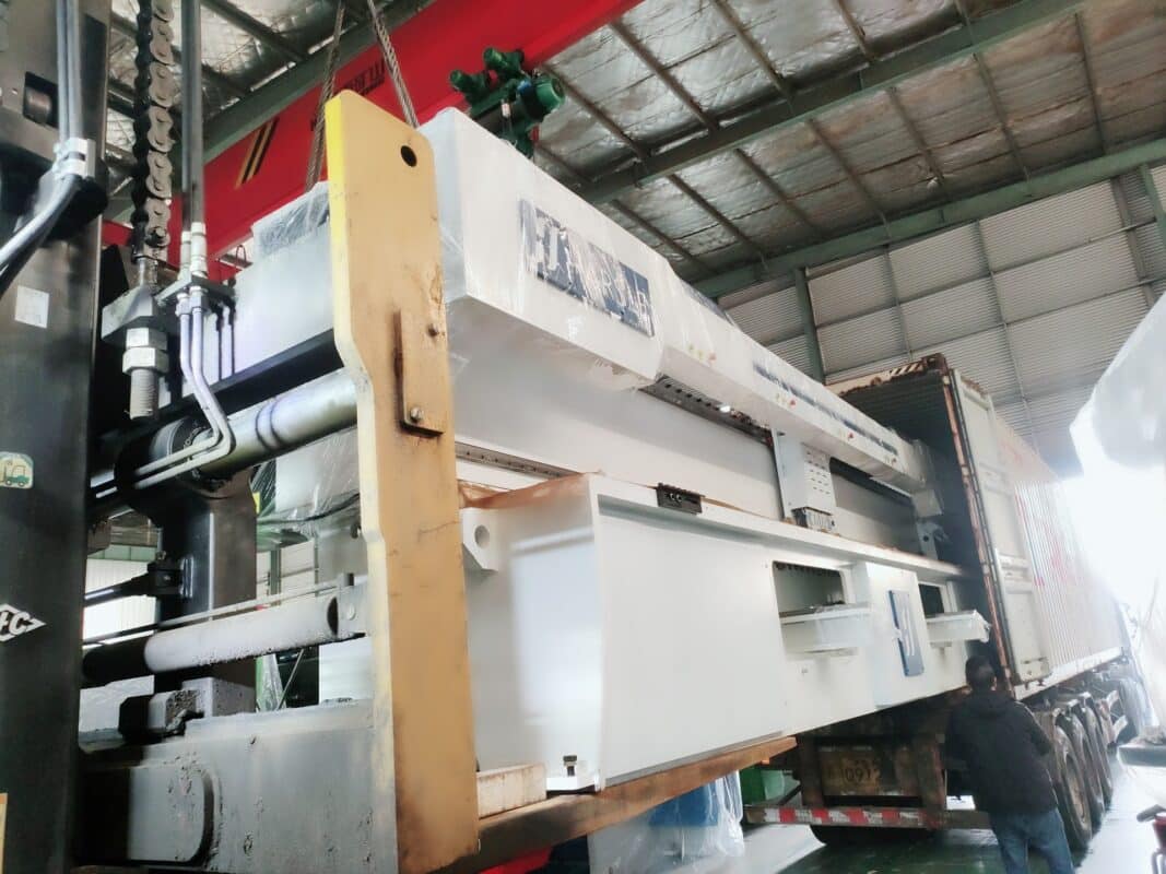 UAE-HSVC-2000-6000GROOVING MACHINE