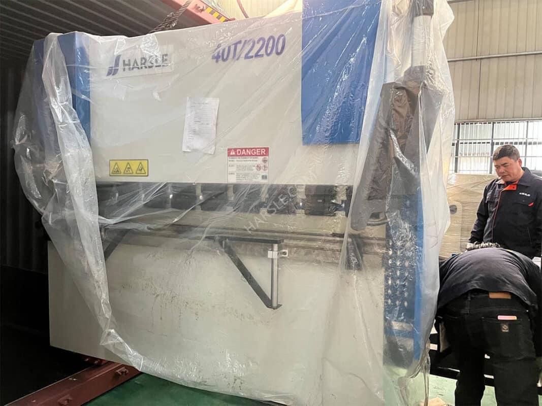 Ucrania - Prensa plegadora WC67K-40T/2200 E21