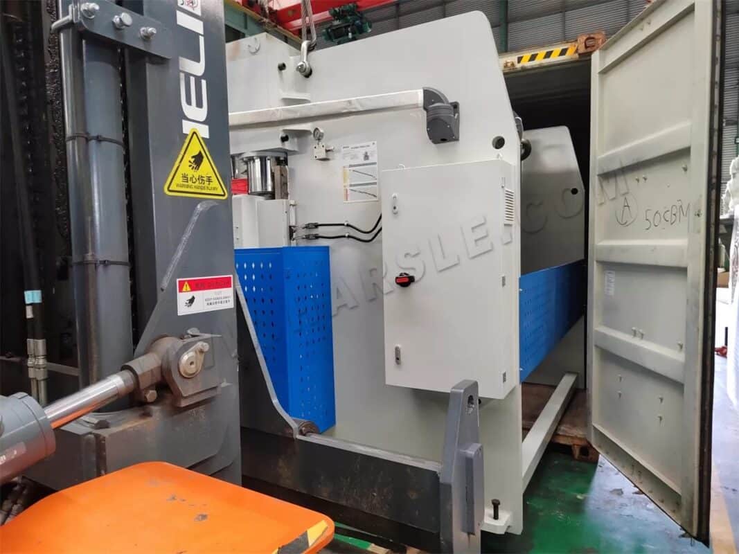 Maszyna do cięcia laserowego Brazil-HS-3000W-3015 i prasa krawędziowa NC WC67K-200T3200 oraz nożyce gilotynowe QC11K-12X3200